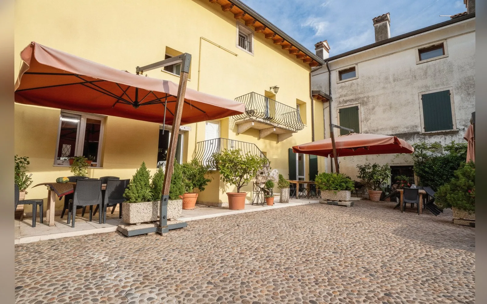 I tavoli sotto le tende nel cortile della corte