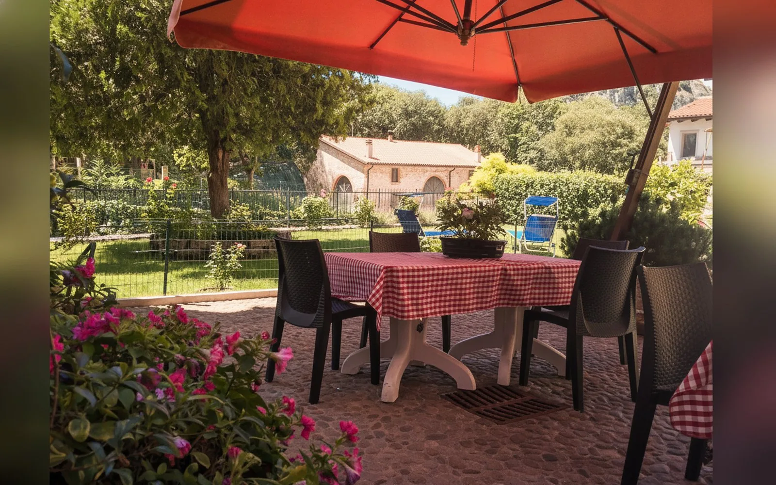 Il tavolo in giardino fra le fioriere in fiore