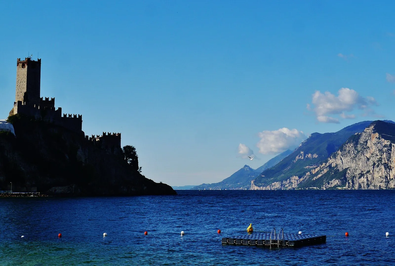 Il Castello Scaligero di Malcesine a picco sulle acque blu del Lago di Garda