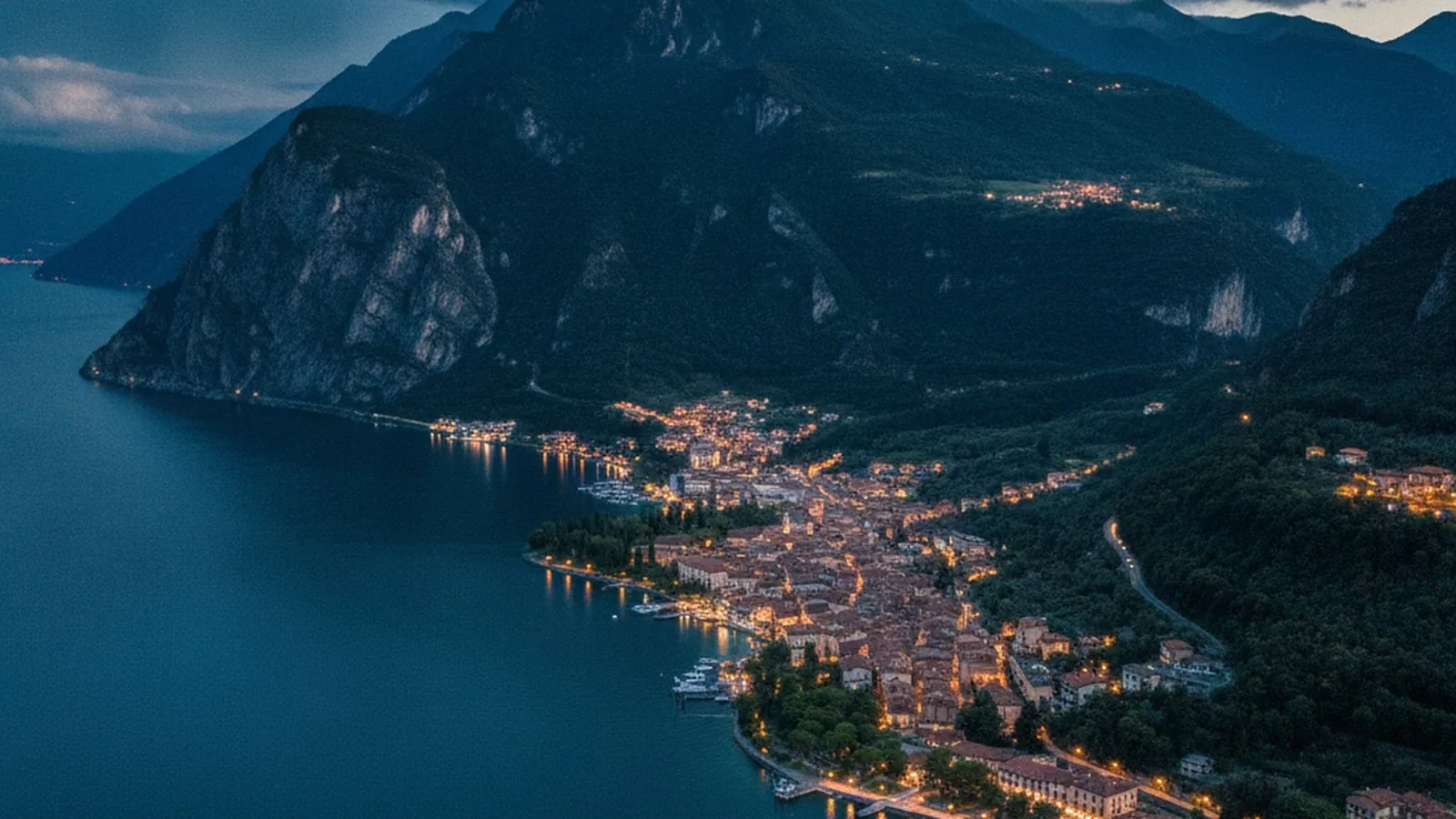 Il versante del Monte Baldo che scende sul Lago di Garda con le luci dei paesi rivieraschi