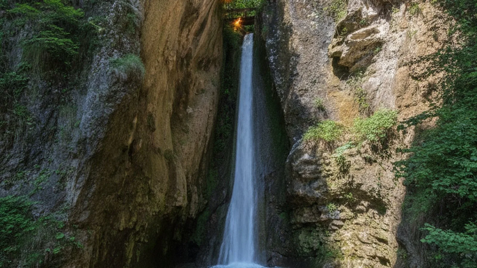 Una cascata che precipita fra le pareti di roccia del Parco delle Cascate di Molina