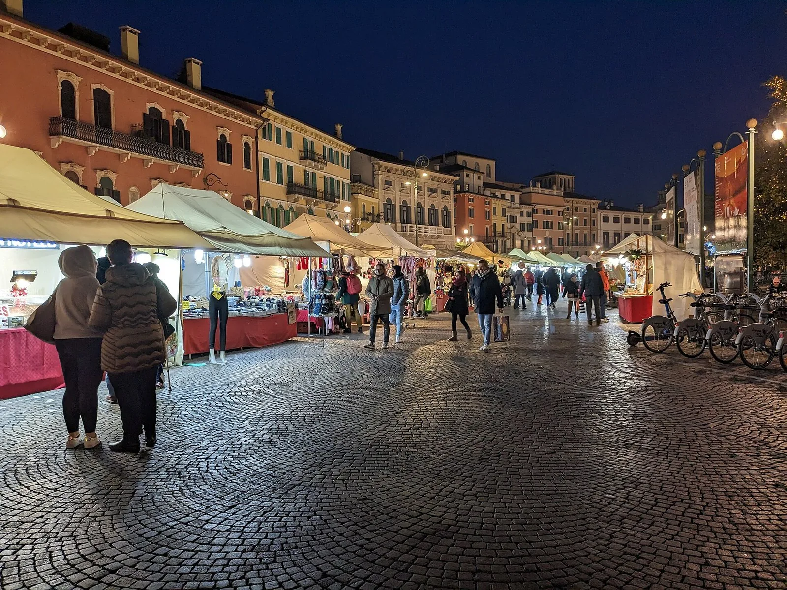 Le casette bianche del mercatino di Natale di Verona in Piazza Bra illuminate all'imbrunire
