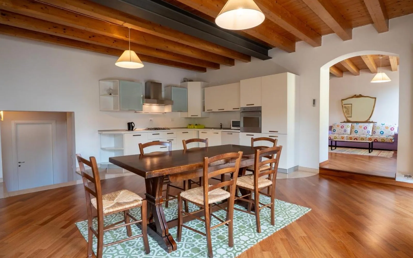 La cucina e la zona pranzo dell'appartamento con tre camere da letto
